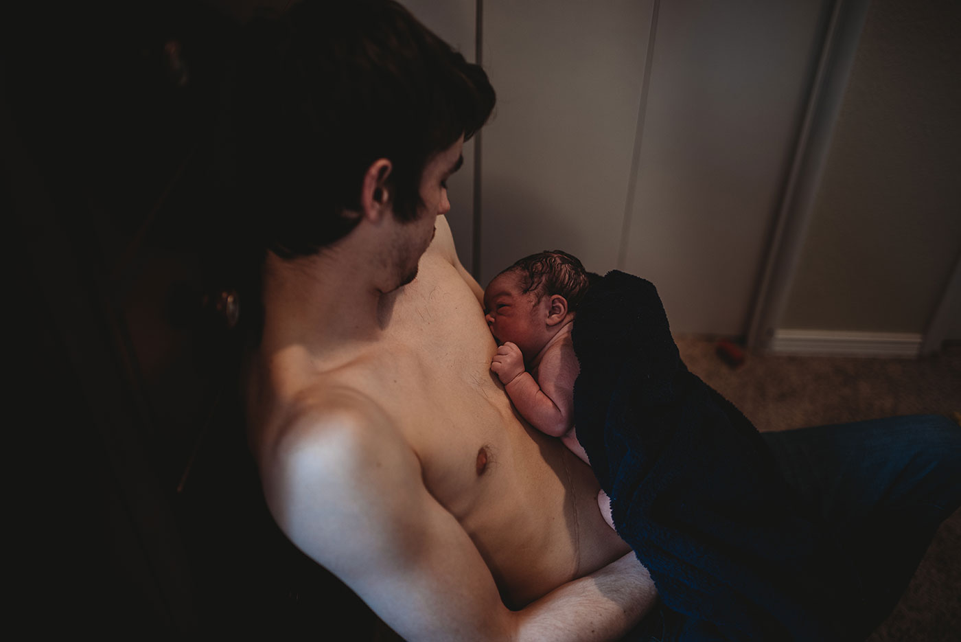 baby and dad doing skin to skin immediately after birth